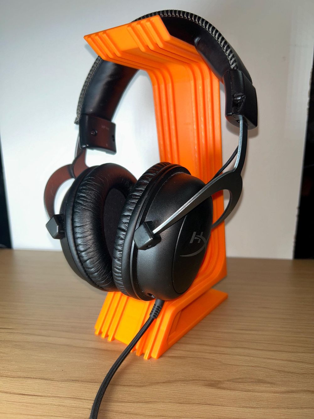 Modern 3D Printed Headset Stand – Minimalist Gaming Headphon...